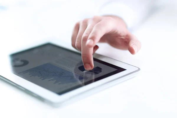 Close up. Geschäftsmann mit digitalem Tablet. Foto mit Kopierraum — Stockfoto