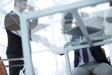 alt view.the arka plan görüntüsü el sıkışmasının bir masa üzerine iş ortakları