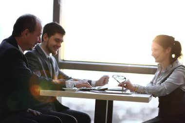 iş takım hesap makinesi kullanarak kar sayıyor