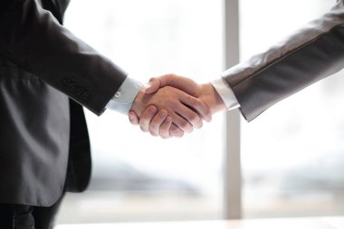 yakın çekim. karşılıklı iş adamları bulanık office arka plan üzerinde