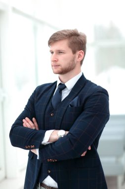 ofis pencere duran dalgın genç işadamı