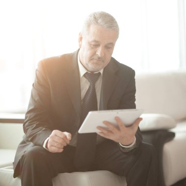 Dijital tablet kanepe ofiste oturan ile işadamı