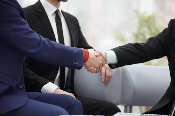 Close up.handshake entre Gerente e cliente como um sinal de cooperação — Fotografia de Stock