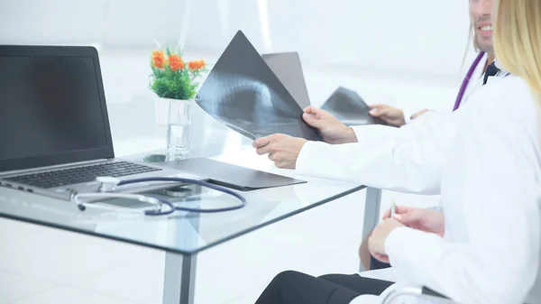 Nära upp.ett grupp läkare undersöker röntgen av patienten — Stockfoto