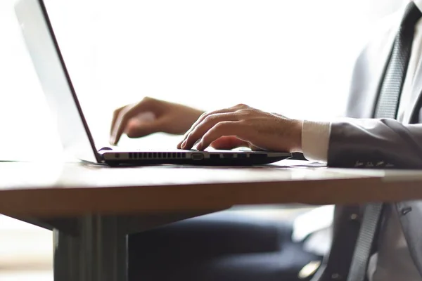 Close up.businessman digitar texto no laptop. pessoas e tecnologia — Fotografia de Stock