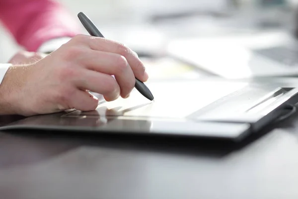 Nahaufnahme. ein Grafikdesigner sitzt am Schreibtisch im Studio mit einem Grafik-Tablet — Stockfoto