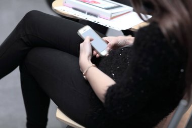 iş kadın tarafından masanın akıllı SMS okuma.