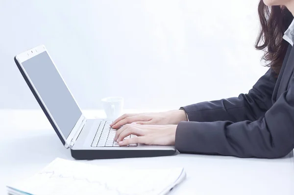 Mulher de negócios bem sucedida digitando em um laptop — Fotografia de Stock