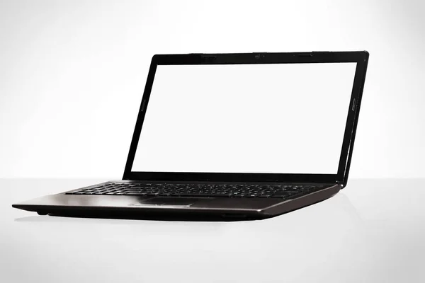 Laptop com tela branca em branco em um fundo claro. Isolado sobre um fundo branco . — Fotografia de Stock