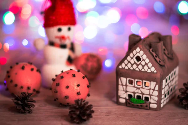 Fee Kerst huis taart met kaarslicht binnen en mooie achtergrondverlichting — Stockfoto