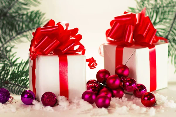 Подарки на белом фоне с рождественскими шарами. на белом фоне . — стоковое фото