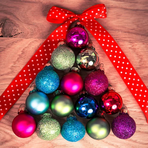 Kerstballen in de vorm van kerstbomen op de houten vloer — Stockfoto