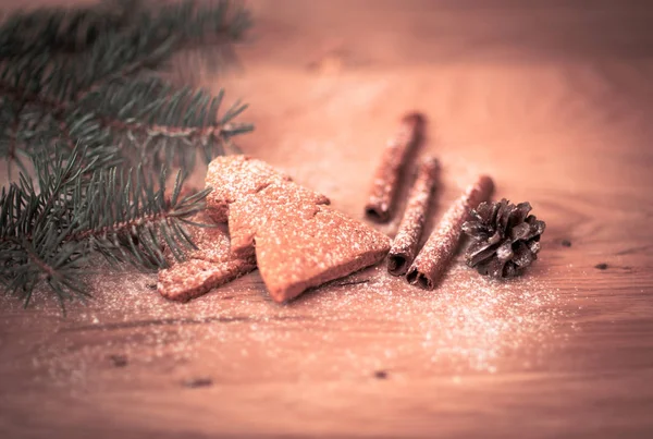 Tarçın Noel kurabiyeleri ve baharat ahşap arka plan üzerinde — Stok fotoğraf