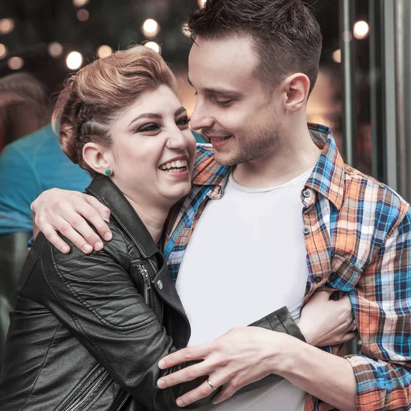 Счастливая любящая пара для рандеву обнимающая друг друга — стоковое фото