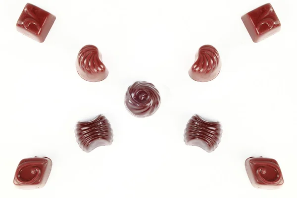 Nahaufnahme braune Schokolade Süßigkeiten Hintergrund. isoliert auf weißem Hintergrund. — Stockfoto