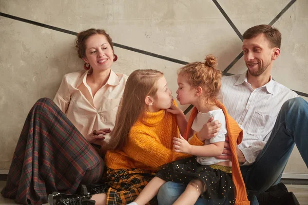 Retrato de dos hermanas pequeñas con sus padres — Foto de Stock