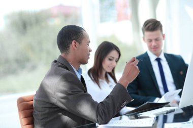 modern bir office.t yeni fikirler tartışırken çalışanlar