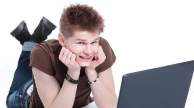 portre. modern adam yerde yatarken laptop çalışma.