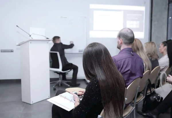 Hintergrundbild eines Geschäftsmannes, der auf einem Wirtschaftsseminar spricht. — Stockfoto