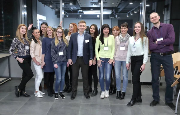 Grupo de participantes do seminário com os crachás — Fotografia de Stock