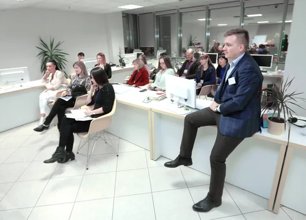 Kreative Unternehmensgruppe bei Geschäftspräsentation in einem modernen Büro — Stockfoto