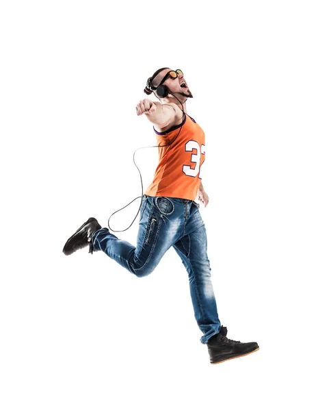 Cara emocional e charmoso - rapper em fones de ouvido leva o danc — Fotografia de Stock