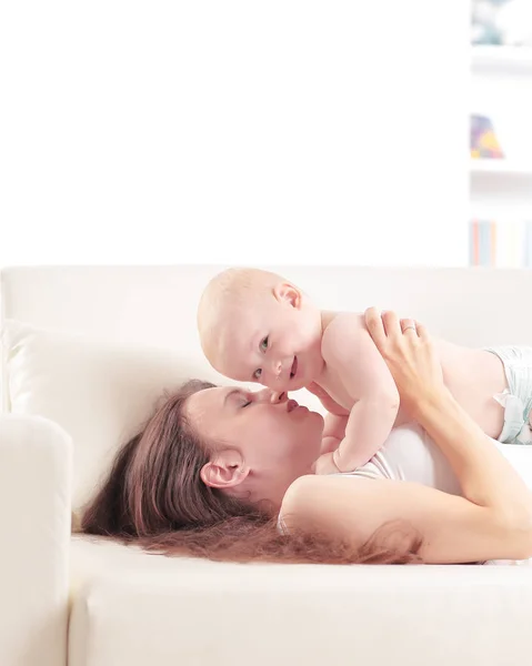 Şirin bebek ile oynarken mutlu anne. kopya alanı ile fotoğraf — Stok fotoğraf