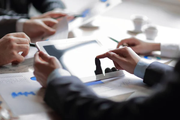 Nauwe up.the zakenman maakt gebruik van een digitaal tablet voor zijn werk — Stockfoto