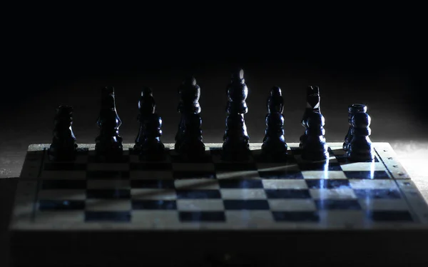 Kral ve piyonlar chessboard.strategy kavramı — Stok fotoğraf