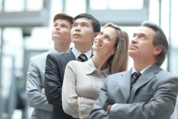 Lächelndes Business-Team schaut zum Kopierraum auf — Stockfoto