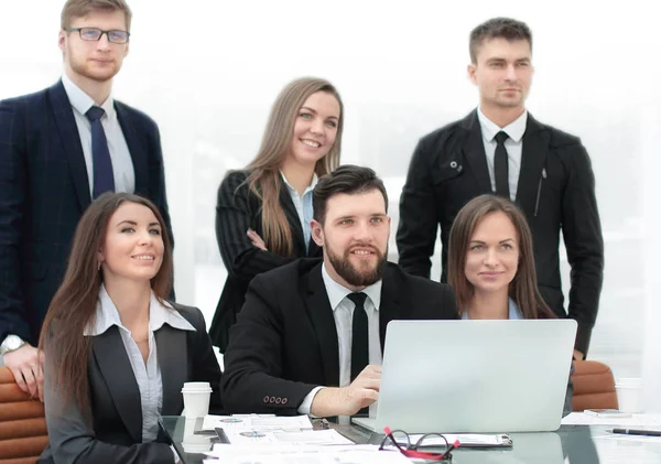 El equipo profesional de negocios se prepara para iniciar una presentación de negocios . —  Fotos de Stock