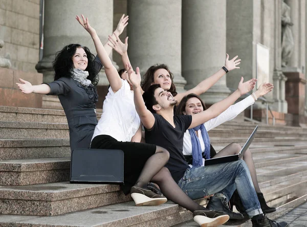 Grupo de estudantes universitários felizes em frente ao edifício da universidade — Fotografia de Stock