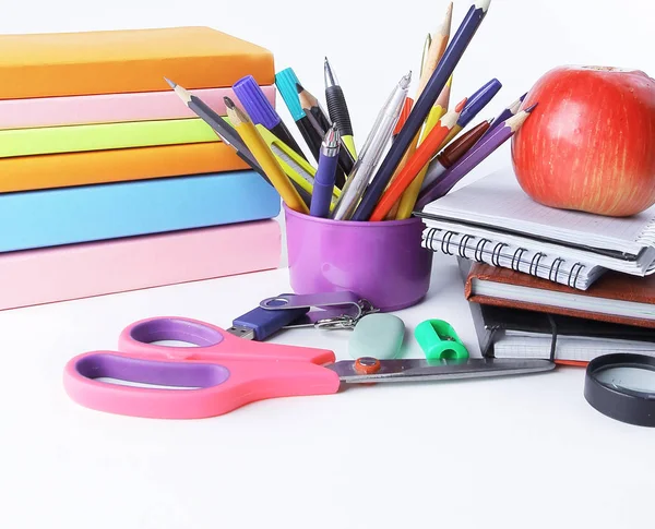 Pilha de livros e materiais escolares coloridos em fundo branco.foto com espaço de cópia — Fotografia de Stock