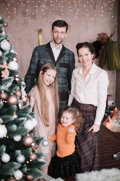 Foto familiar cerca del elegante árbol de Navidad — Foto de Stock