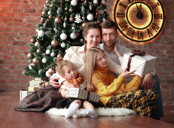 Familia con regalos de Navidad en una acogedora sala de estar — Foto de Stock