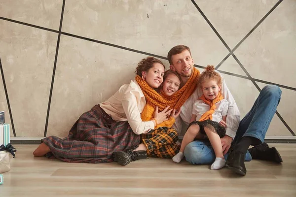 Família feliz sentado no chão em novo apartamento. — Fotografia de Stock