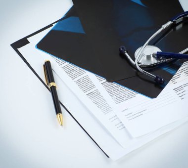 Steteskop ve x-ışınları beyaz bir arka plan üzerinde