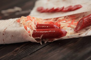 Sosisli up.Pita ekmek ve vegetables.photo kopya ile yakın 