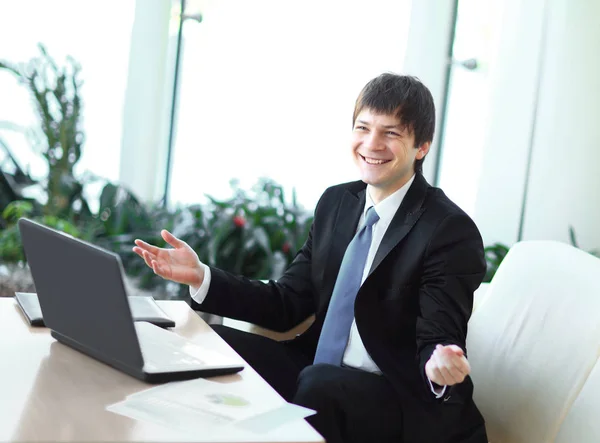 Hombre de negocios hablando con un colega sentado en su escritorio —  Fotos de Stock