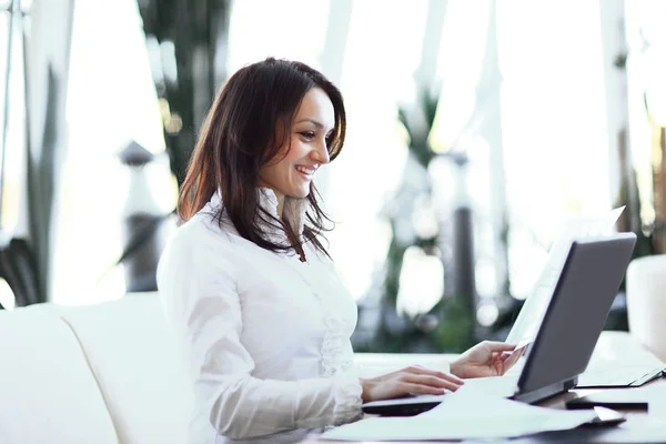 Nahaufnahme. moderne Geschäftsfrau, die an ihrem Schreibtisch mit Dokumenten arbeitet — Stockfoto