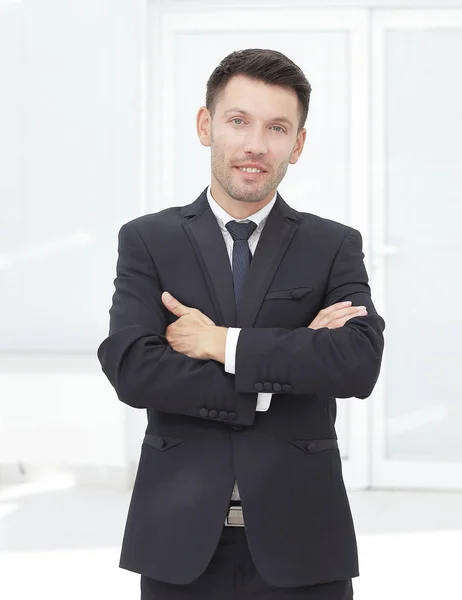 Close up.portrait d'un homme d'affaires confiant sur fond de bureau flou — Photo