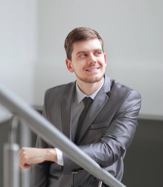 Ofis pencereden dışarı bakarak up.thoughtful işadamı kapatmak.