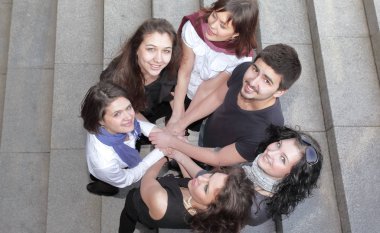 mutlu grup öğrenci merdivende daimi