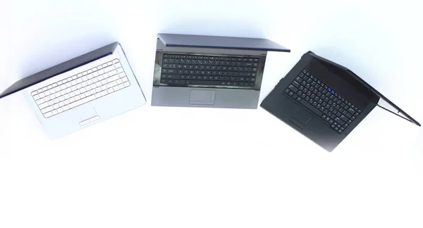 Вид из топа трех ноутбуков на рабочем столе — стоковое фото