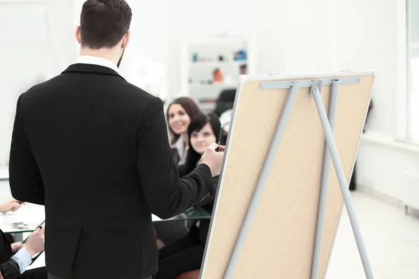 Visão traseira. um empresário faz uma apresentação aos funcionários — Fotografia de Stock