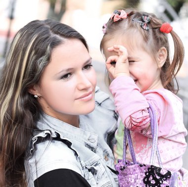 Anne ve Kızı Şehir Parkı 'nda vakit geçiriyor.