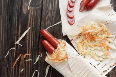 lahana turşusu ve Pide bread.photo kopya alanı ile sosis
