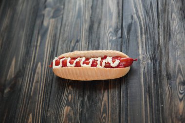 Tütsülenmiş sosis ve ahşap zemin üzerine mayonez sosisli