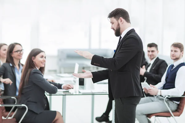 Gerente sénior de la empresa mantiene una reunión de trabajo con el equipo de negocios en la oficina moderna — Foto de Stock