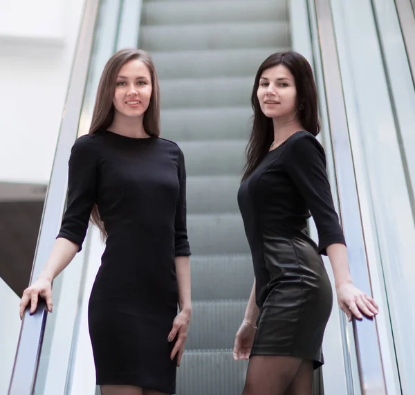 Сотрудники компании, стоящие на лестнице в вестибюле современного офиса — стоковое фото